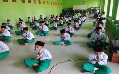 Membentuk Generasi Berakhlak Mulia Melalui Pembiasaan Tahlil di MI Nurul Athhar