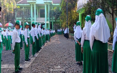 Upacara Bendera MI Nurul Athhar: Disiplin dan Tanggung Jawab Sejak Dini